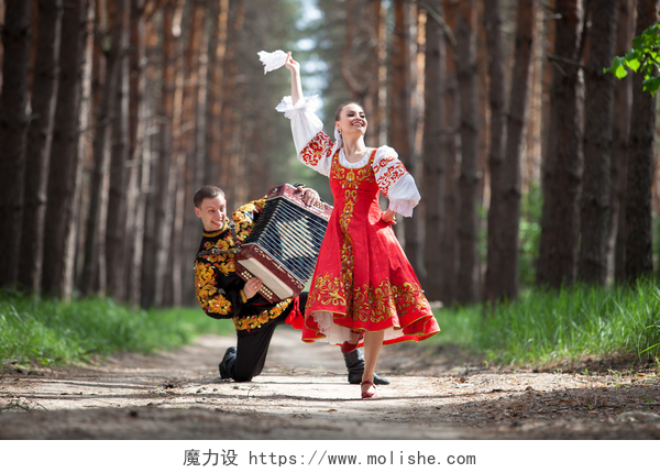 森林中跳舞的男女男人和女人在俄罗斯的民族服装